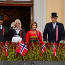 Klokken 11.30 kom Kongefamilien ut på Slottsbalkongen. Foto: Lise Åserud